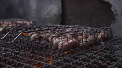 caracoles de mar en una barbacoa de cerca