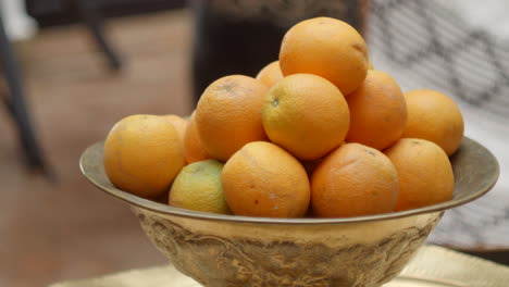 Cuenco-De-Latón-Con-Muchas-Naranjas-Jugosas,-Diseño-Interior,-Paralaje