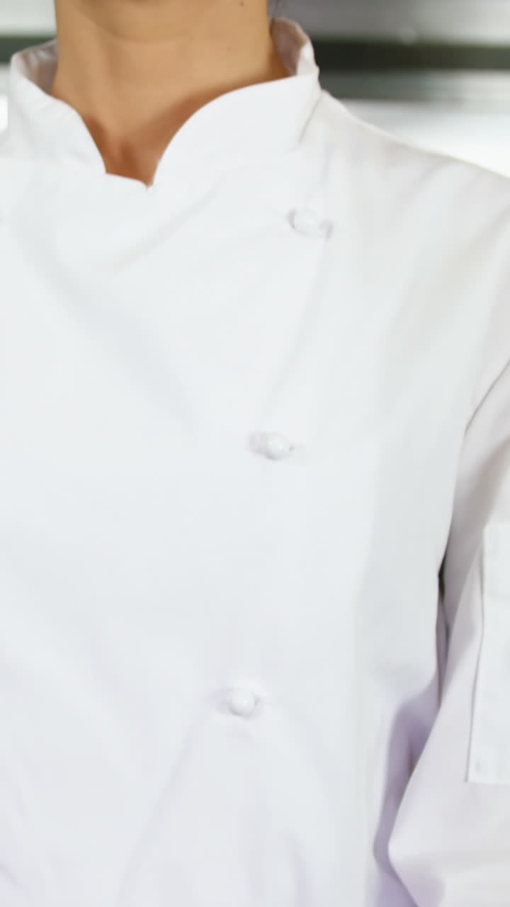 chef sorrindo para a câmera na cozinha