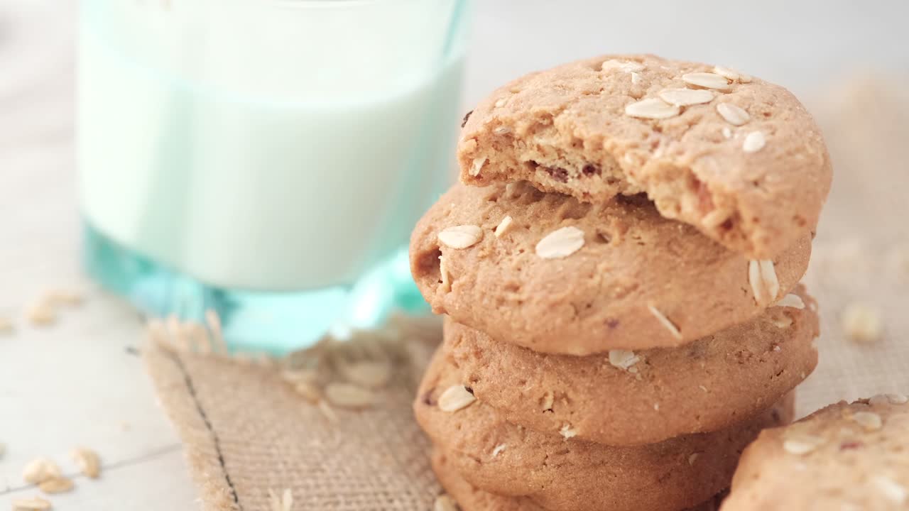 Biscotti di farina d'avena con latte