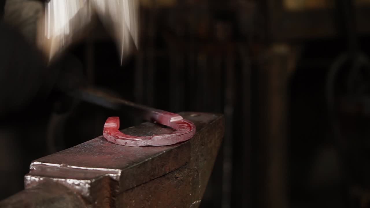 herrero trabajando en una herradura
