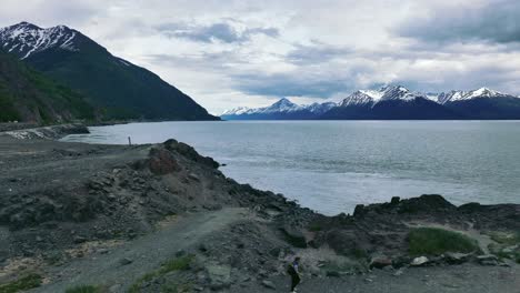 Turista-Masculino-En-La-Costa-Rocosa-De-Turnagain-Arm-Waterway-En-El-Noroeste-Del-Golfo-De-Alaska