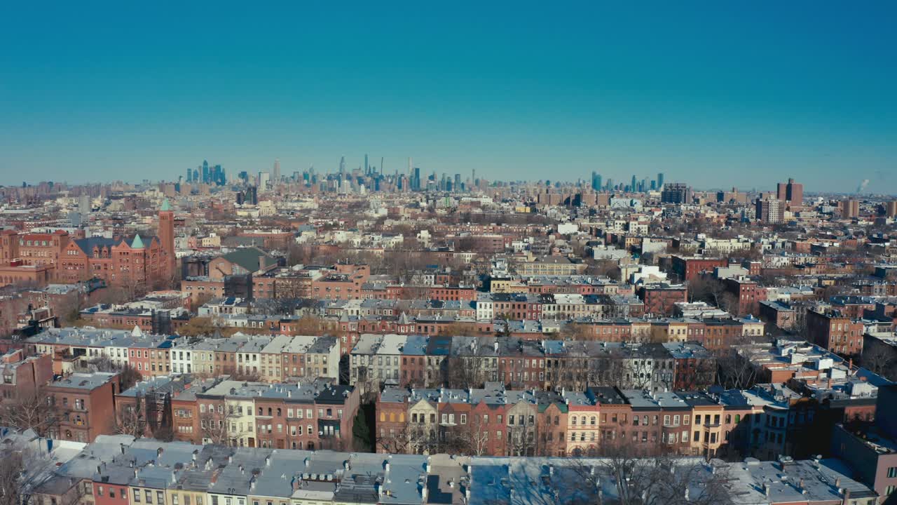 브루클린, 뉴욕의 아파트 및 임대 빌딩의 줄의 놀라운 공중 드론, 맨해튼, 뉴욕 시의 스카이라인을 배경으로