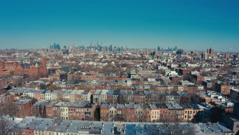 Unglaubliche-Drohnenaufnahme-Aus-Der-Luft-Von-Reihen-Von-Wohnungen-Und-Mietshäusern-In-Brooklyn,-New-York,-Mit-Der-Skyline-Von-Manhattan,-New-York-City-Im-Hintergrund