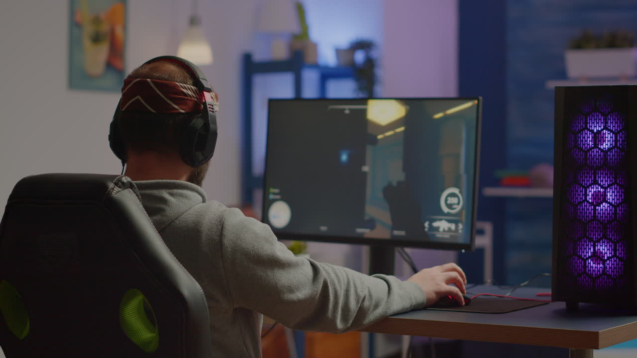 행복한 남자 게이머가 승리하는 1인칭 슈팅 비디오 게임의 뒷 장면