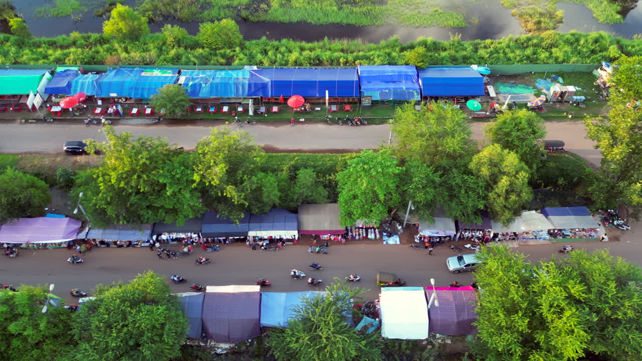 보디아의 야간 시장은 시 리프의 거리를 따라 왼쪽으로 추적합니다.