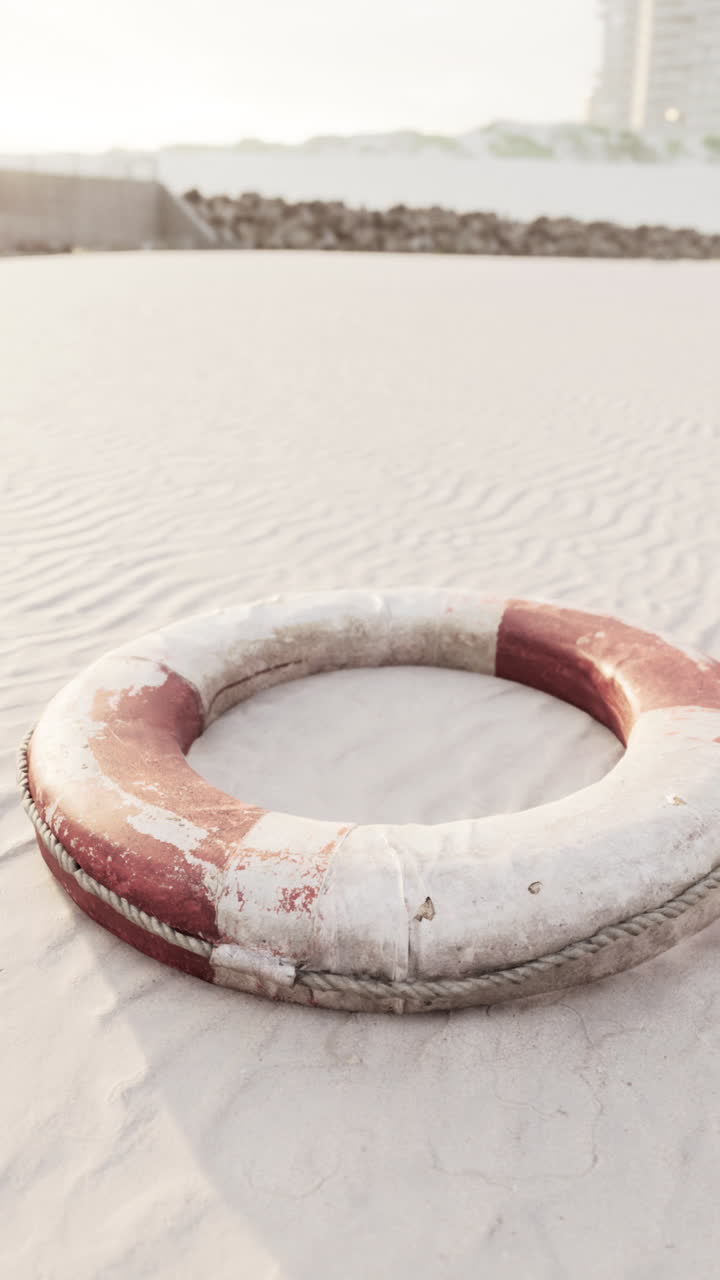 un salvavidas en una playa de arena