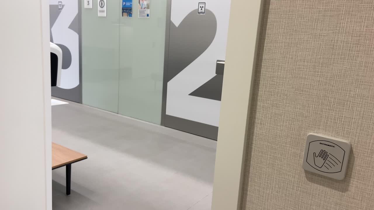 첨단 클리닉에서 문을 여는 촉각 스위치 버튼을 누르는 사람