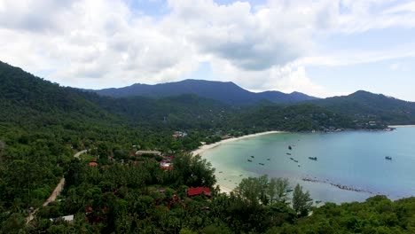 Eine-Drohnenaufnahme-Aus-Der-Luft,-Die-Den-Strand-Tong-Nai-Pan-Yai-Koh-In-Koh-Phangan-Verfolgt,-Zeigt-Den-Rest-Der-Küste