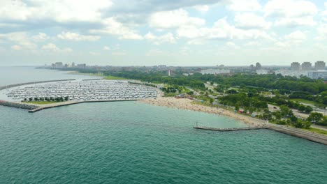 Drone-Se-Acerca-A-La-Playa-De-La-Calle-31-En-Chicago,-Illinois