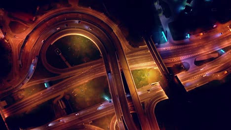 vista aérea nocturna de una intersección de autopista caminos de tráfico en la noche de moscú