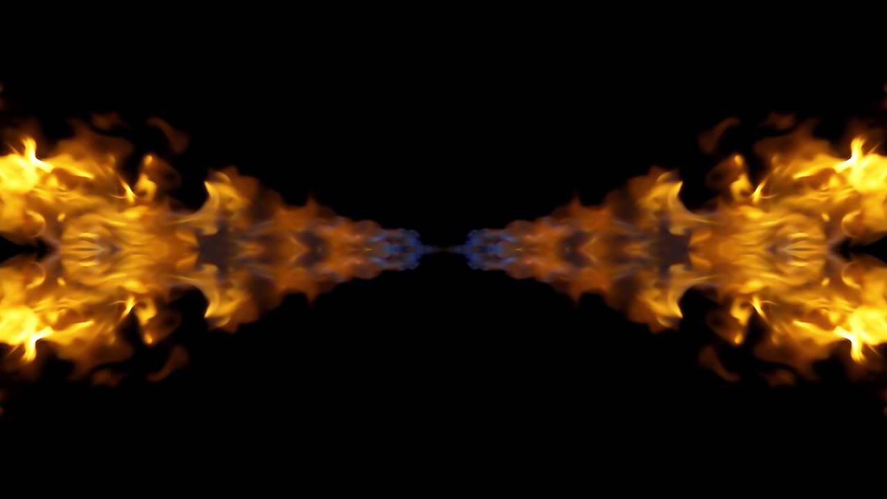 video crudo en cámara lenta de 4k de fuego, explosión, explosión de fuego, chorro de corriente de fuego aislado en un fondo negro con reflejo y efecto espejo como en un caleidoscopio. hermoso patrón de espejo de fuego.