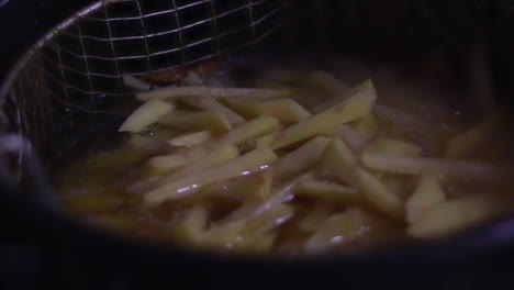 en la cocina freír patatas en una sartén con aceite