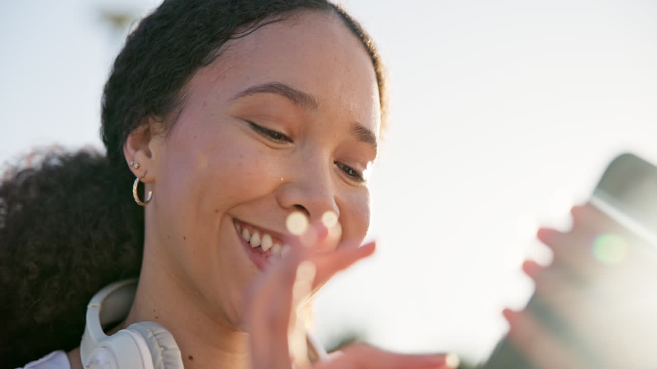 야외, 운동과 드폰을 가진 여자