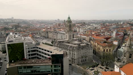 Vista-Del-Paisaje-Urbano-De-Camara-Municipal-Rodeada-Por-La-Ciudad-De-Porto-Durante-El-Día-En-Portugal