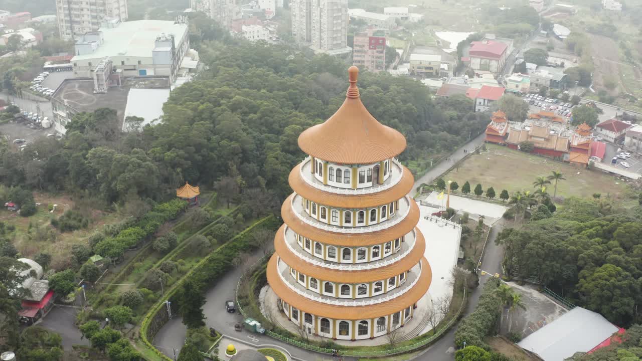 Tam tapınak manzarasıyla tapınağın etrafında dolaşmak - Tayvan, Tamsui Bölgesi'ndeki Wuji Tianyuan Tapınağı'nda bulunan muhteşem beş katlı pagoda kuleli Tiantan'ın Tayvan kültürünü deneyimlemek.