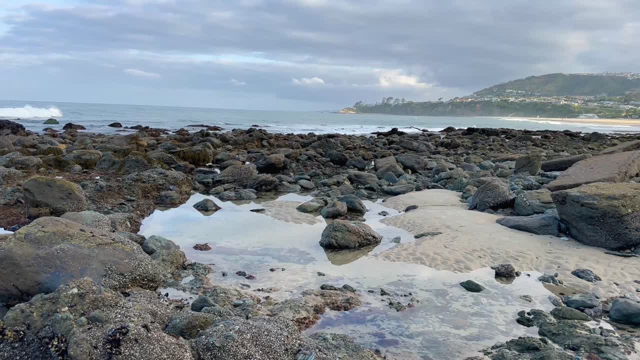 una hermosa playa en dana point, california