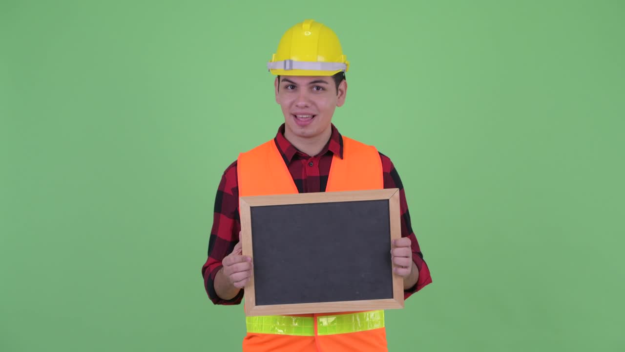 젊은 잘생긴 다민족 남성 건설 노동자