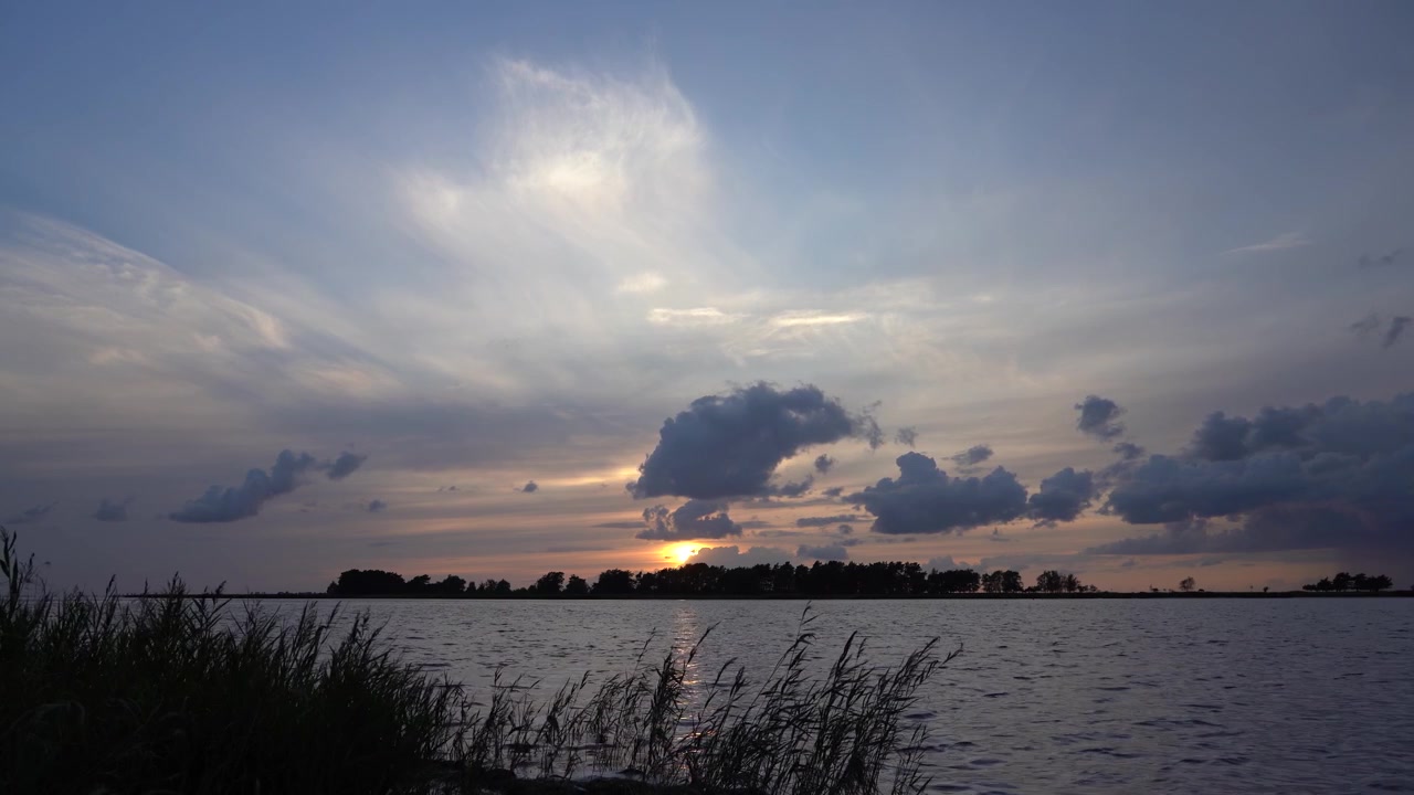 Plano general de la puesta de sol sobre el agua