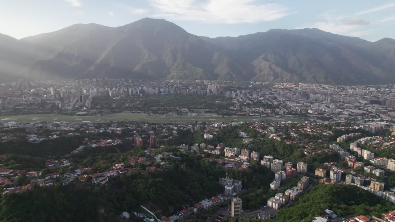 Veduta aerea del paesaggio urbano con le montagne