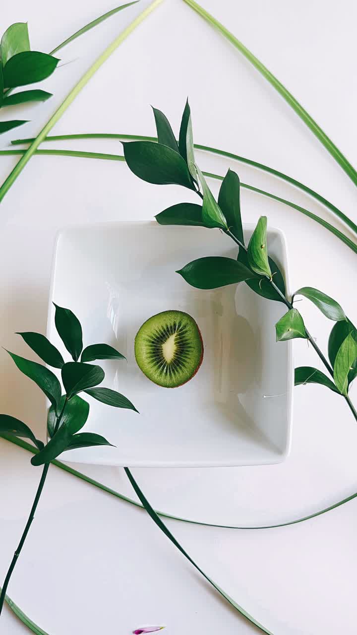 kiwi en un tazón blanco con plantas