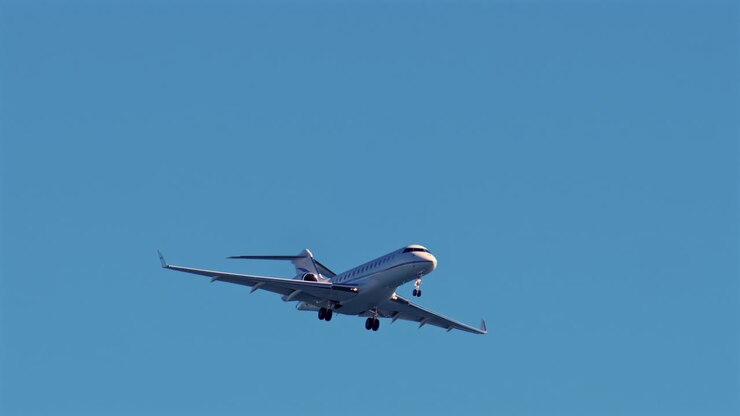 Nizza, Francia - 17 marzo 2025: Aereo che vola nel cielo blu alla luce del giorno