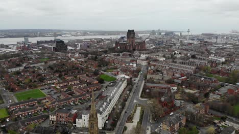 Immer-Noch-Ein-Drohnenschuss,-Der-über-Liverpool-Fliegt,-Mit-Der-Liverpooler-Kathedrale-In-Der-Ferne