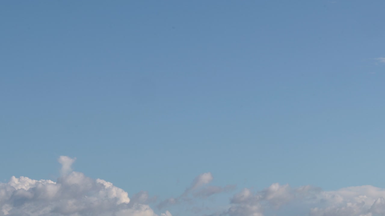 구름의 움직임과 시간이 지남에 따라 변화하는 빛