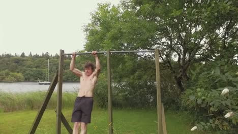 El-Hombre-En-Forma-Realiza-Ejercicios-Musculares-Consecutivos-En-El-Gimnasio-En-Casa-Dentro-De-La-Naturaleza