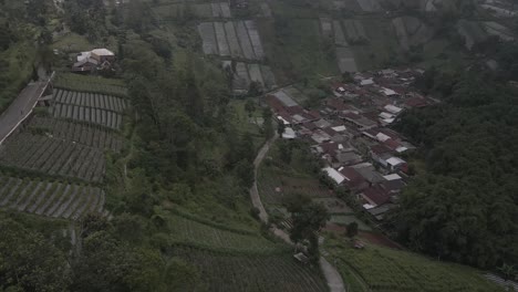 Vista-Aérea,-Pueblo-En-Las-Laderas-De-La-Montaña