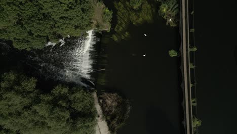 Fluss-Trent-Wier-Fußgängerbrücke-Aus-Der-Vogelperspektive,-Luftaufnahme-über-Newark,-Nottinghamshire,-Vereinigtes-Königreich