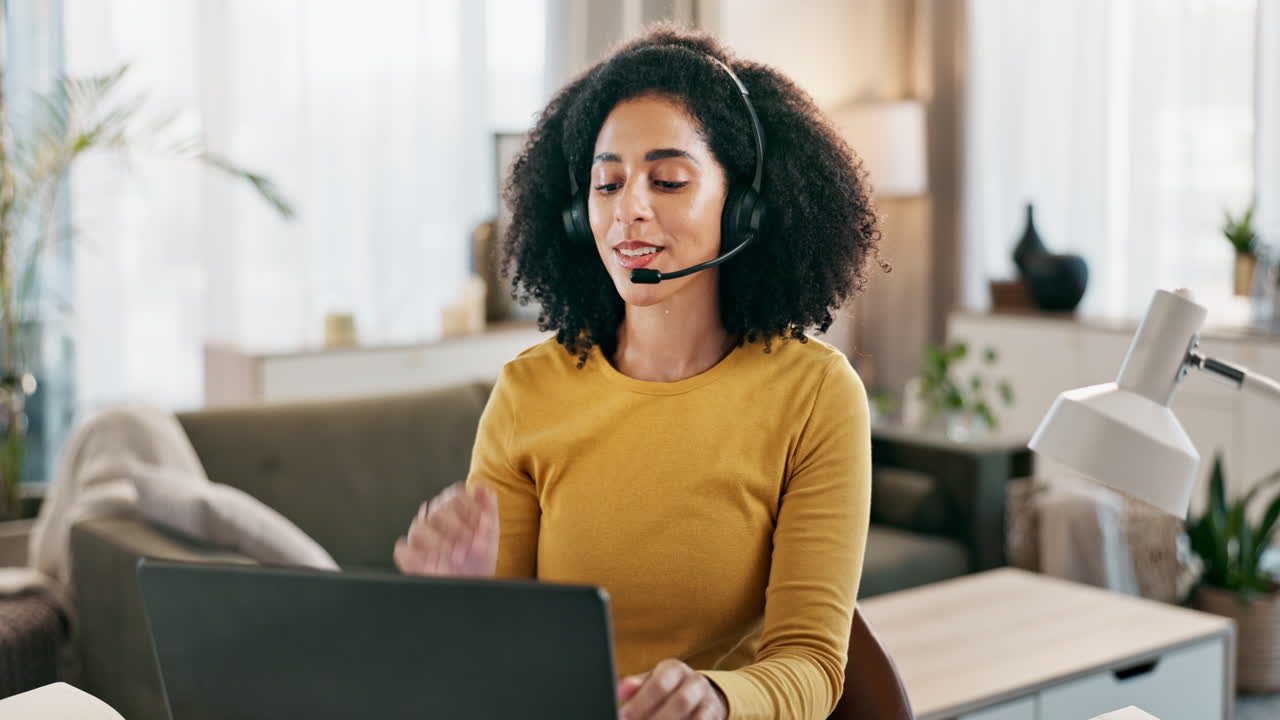 Donna che lavora da casa come addetta al servizio clienti
