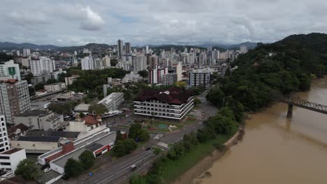 Vista-Aérea-Del-Ayuntamiento-Y-El-Río-Itajaí-açu-Río-Itajaí-açu,-Blumenau,-Ciudad-En-El-Valle-De-Itajaí,-Estado-De-Santa-Catarina,-Sur-De-Brasil