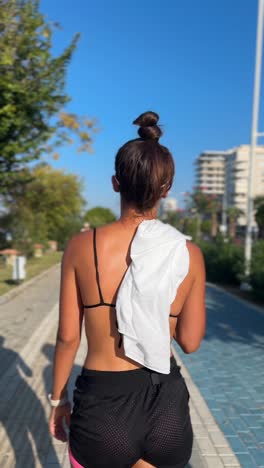 mujer caminando en un parque