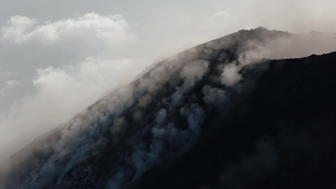 Quang cảnh từ trên không của tro bụi mới bốc lên từ sườn núi lửa Fuego ở Guatemala.