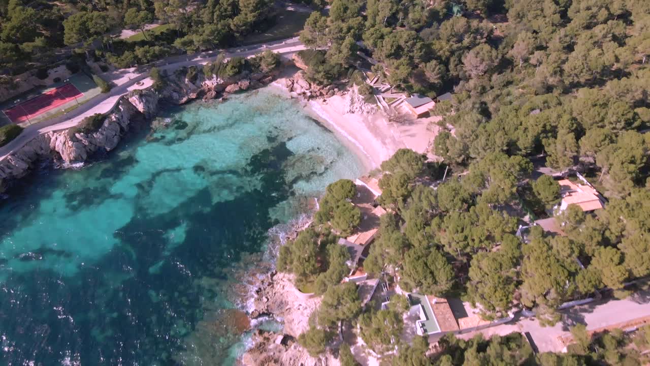 Discover the beautiful Cala Gat in Cala Rajada, Mallorca. Enjoy the clear turquoise waters, sandy beaches, and serene natural surroundings ideal for relaxation and exploration.