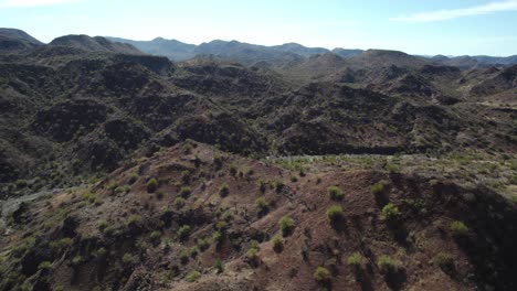 las áridas montañas de baja california sur, méxico - avión no tripulado volando hacia adelante