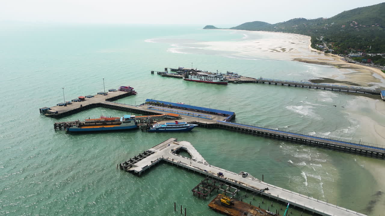 rotación aérea lenta sobre el muelle nathon en koh samui, tailandia