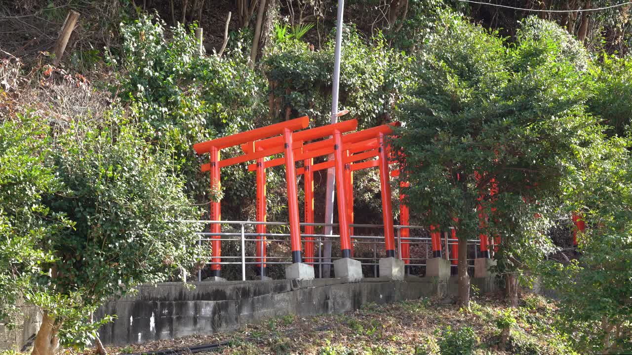 Punaiset torii-portit nousevat vuorelle