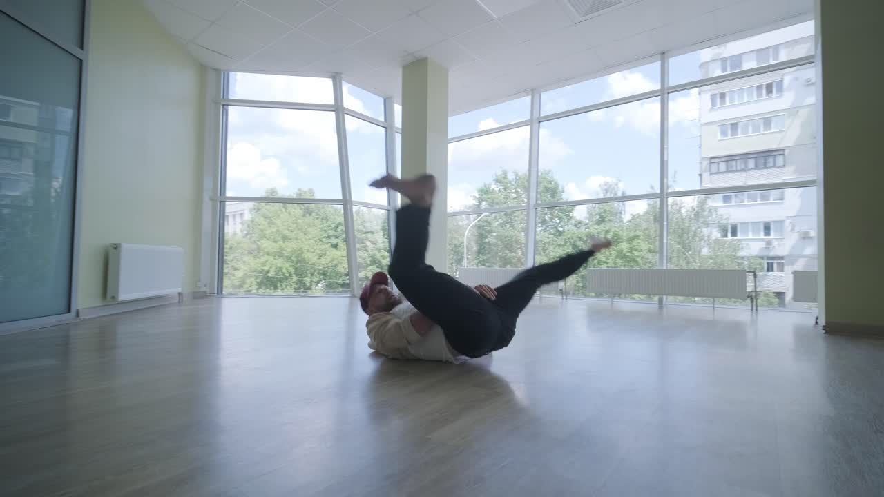 hombre bailando breakdance en un estudio moderno