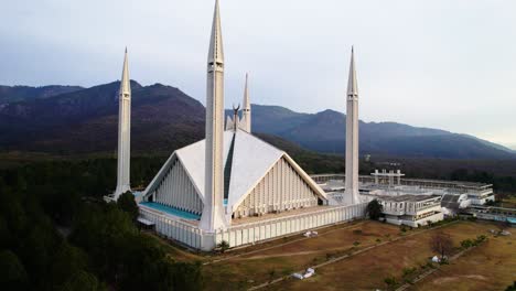 Close-up-aerial-shot-of-Faisal-Mosque-Islamabad-Pakistan---Aerial-shot-of-mosque-with-hills-in-the-background---Margala-hills-islamabad