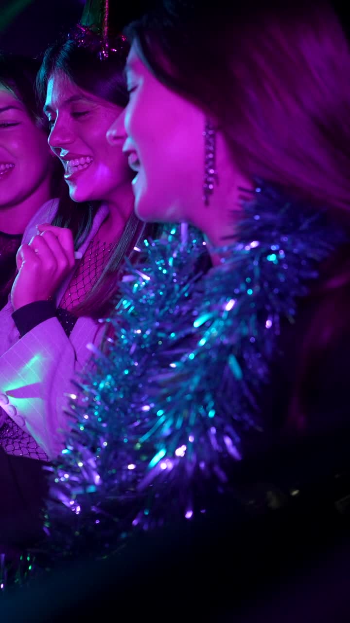 La gente celebra por la noche.