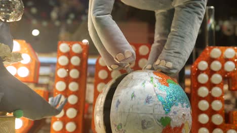exhibición de ventanas con temática de circo con un globo