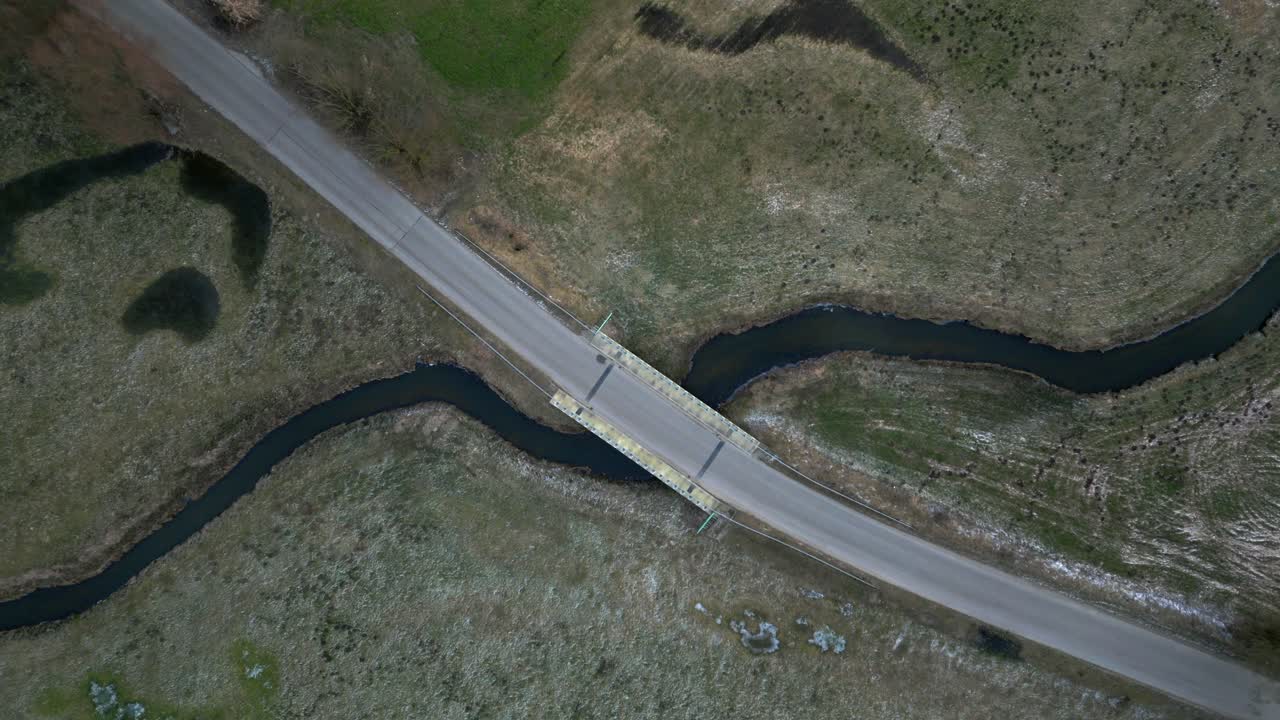 폴란드의 포들라시에 지역의 풍경을 가로지르는 구불구불한 구불구불한 다리가 있는 도로의 조감도