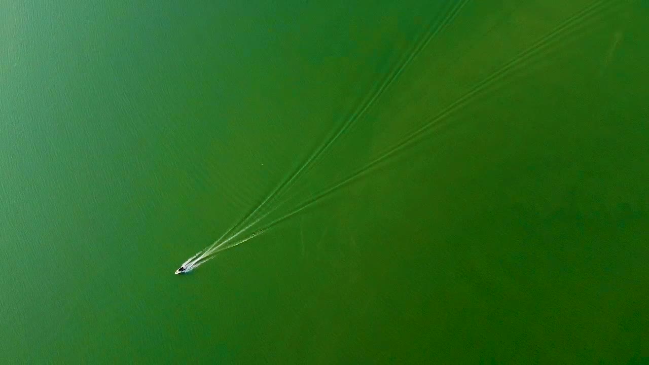 상단 각도 비디오에서 호수 물을 실행하는 고립 된 스피드 보트는 umiyam 호수 실롱 메갈 라야 인도에서 촬영됩니다