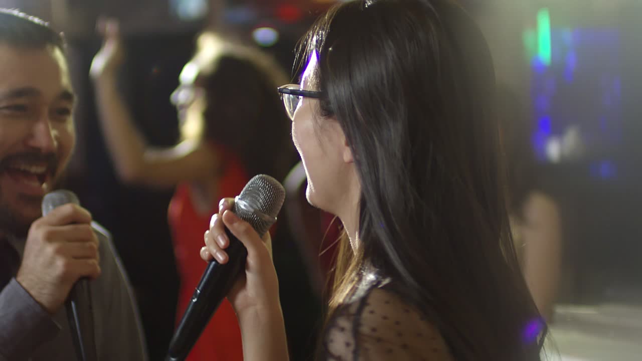 남자 친구 와 함께 노래 하는 아시아인 여자