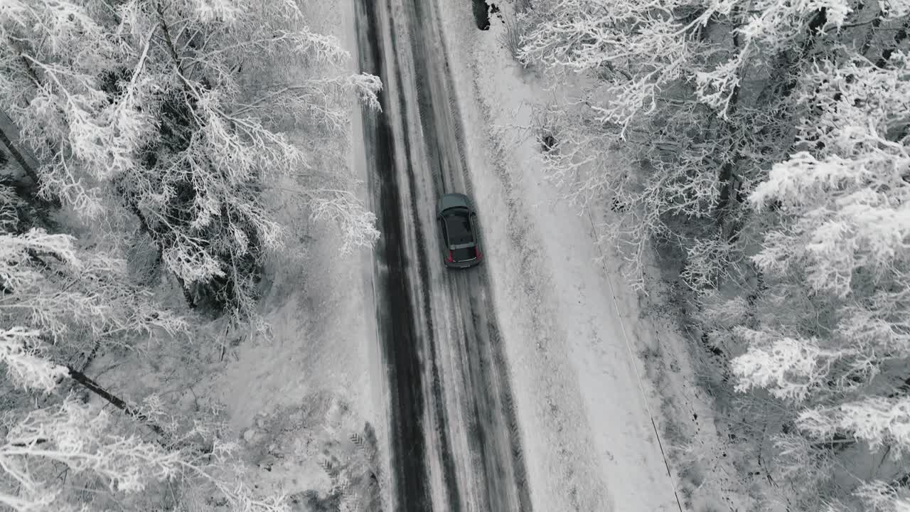 imágenes de aviones no tripulados de automóviles conduciendo en el camino del bosque de invierno