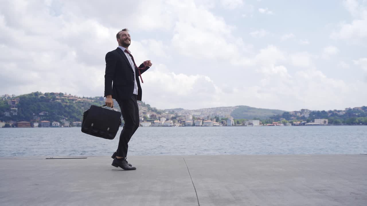 танцующий бизнесмен.