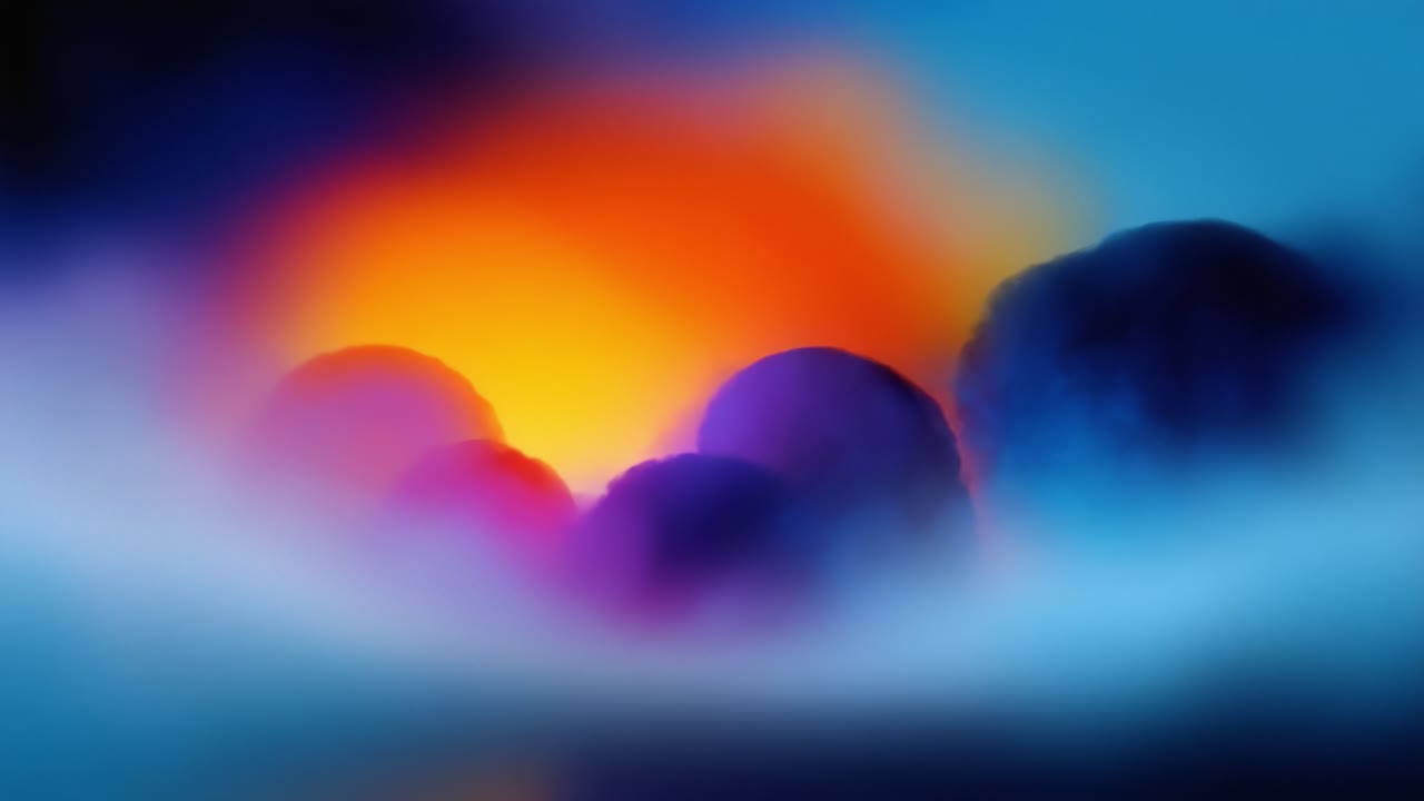 En levende fargeovergang i et drømmeaktig landskap med en flammende solnedgang blant myke skyer og skyggefulle fjell, som vekker fred og ro.