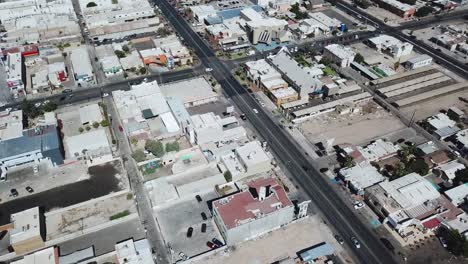 Vista-De-Un-Dron-Inclinado-Hacia-Abajo-En-El-Cielo-Sobre-La-Frontera-Entre-Estados-Unidos-Y-México